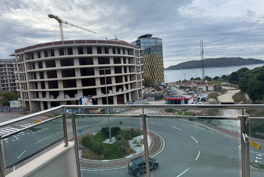 4b9f7e95-fbc1-40b7-b6e5-b421939f4952